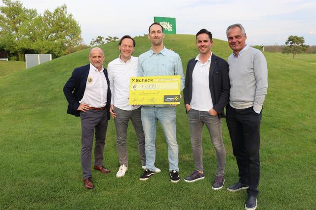 Johannes Pestuka (Vizepräsident Lions Club Gänserndorf), Johannes Jaindl (Geschäftsleiter Raiffeisen Regionalbank), Claas Röhl, (Obmann NF Kinder), Helmut Legat (2. Vizepräsident Lions Club Gänserndorf) und Andreas Hausammann (Präsident GC Schönfeld) bei der Scheckübergabe. | Foto: Ernst Spet