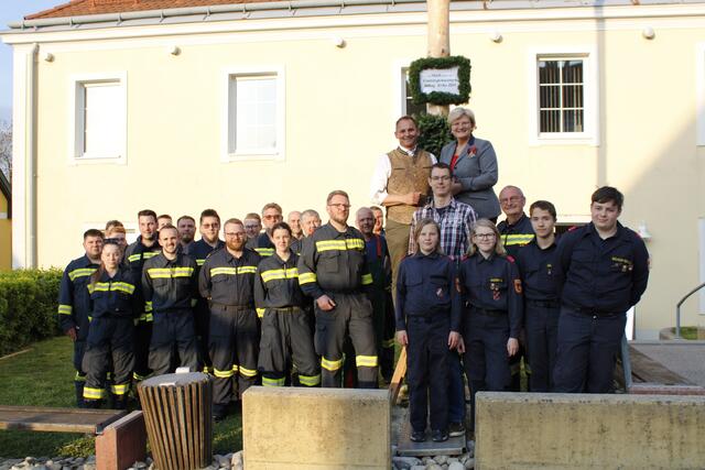 Der Maibaum wurde von Gemeinderat Johannes Büchinger gespendetet. | Foto: Gemeinde Pyhra