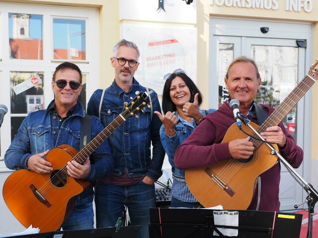 Werner Hainitz (rechts) und Charly Mo (links) eröffnen die neu gestaltete Rathausgasse musikalisch, Martin Rotheneder und Karin Schreylehner organisieren musik.stp City live! | Foto: Rlebnisreich (3)