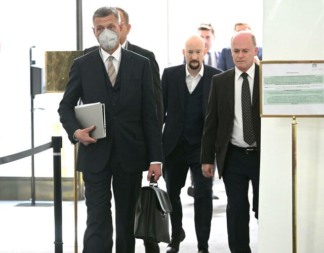 Christian Pilnacek am Weg zum U-Ausschuss.  | Foto:  HELMUT FOHRINGER / APA / picturedesk.com