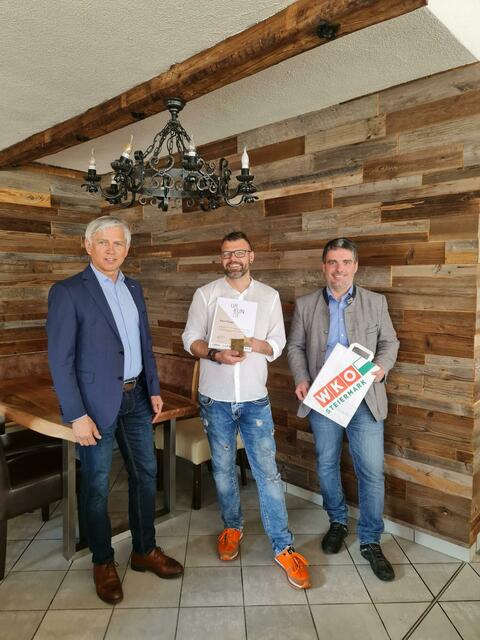 v.l.n.r: Regionalstellenobmann Egon Hierzegger, Thomas Koch,  Regionalstellenleiter WKO Ennstal/Salzkammergut Christian Hollinger
  | Foto: WKO Steiermark, Regionalstelle Ennstal/Salzkammergut