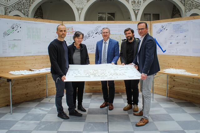 Die Architekten Florian Anzenberger und Eva Rubin, Bürgermeister Martin Kulmer, Elias Molitschnig (Amt der Kärntner Landesregierung, Abt. 3) und der St. Veiter Bauamtsleiter Johann Staudacher-Allmann mit dem Modell für die Entwicklung der Villacher Vorstadt. | Foto: Foto: Stadt St. Veit