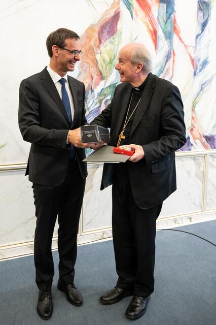 Landeshauptmann Markus Wallner (links) gratuliert Kardinal Schönborn (rechts) | Foto: A. Serra
