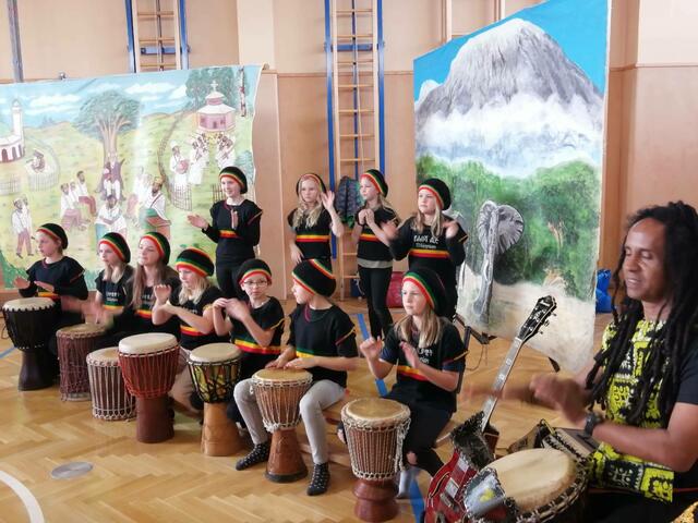 Die Schüler der VS Jakling unternahmen im Turnsaal einen "Kurztrip" nach Afrika.