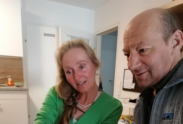 Paul Ganitzer kämpft sich mit Hilfe von Avos-Logopädin Irmgard Wimmer zurück ins Leben. | Foto: Avos