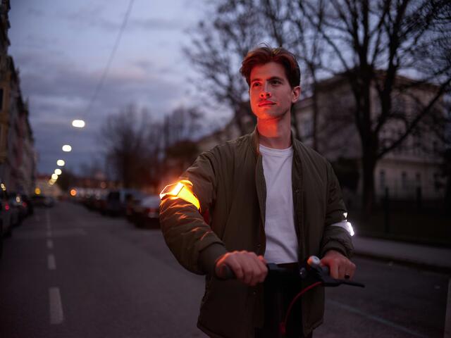 Die intelligenten Armbänder des Grazer Start Ups "Flasher" sollen dazu beitragen die Verkehrssicherheit für Fahrrad- und E-Scooterfahrer:innen zu verbessern. | Foto: Steady Motion