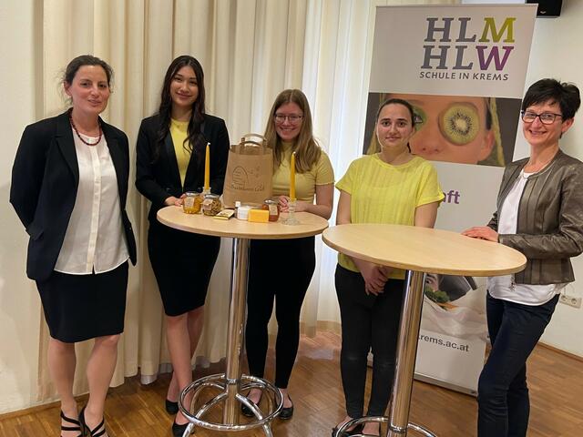 Christiane Donabaum, Lara Bachschwöll, Kathrin Lang, Ali Ajnur und Klassenvorständin Christiane Heninger | Foto: privat