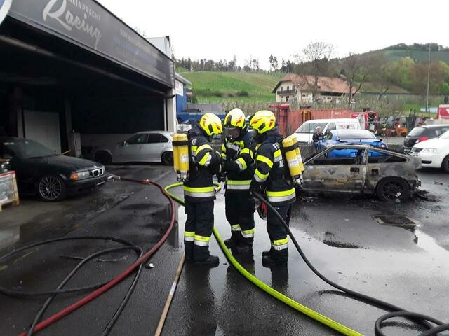 Die Feuerwehren waren sofort zur Stelle und löschten den Brand. | Foto: FF Heimschuh
