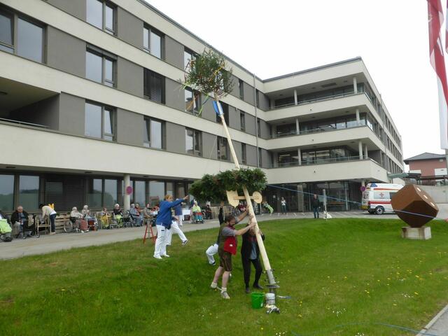 Im Bezirksseniorenzentrum Eggelsberg wurde der Maibaum aufgestellt.  | Foto: Bezirksseniorenzentrum Eggelsberg