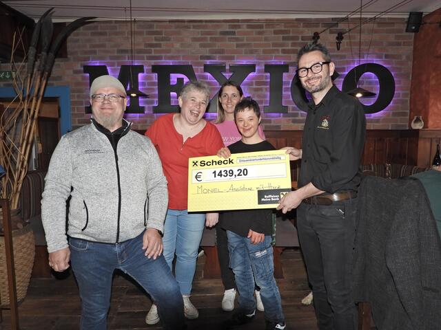 Scheckübergabe: Daniel Ramsbacher überreicht Monika Wegscheider den Scheck über 1439,20 Euro.  | Foto: Foto: Monel GmbH