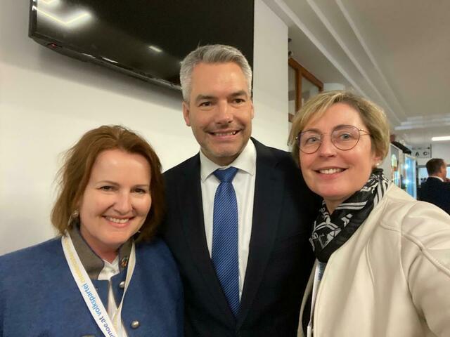 Waltraud Frotz (l.) und Michaela Steinacker treffen auf Bundeskanzler Karl Nehammer. | Foto: Privat