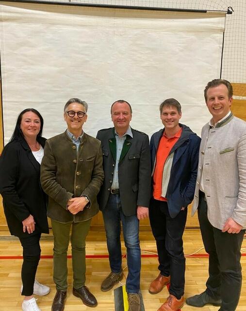 Der neue ÖVP-Ortsparteiobmann Bgm. Martin Wratschko mit Team und Ehrengast BR Karlheinz Kornhäusl. | Foto: ÖVP