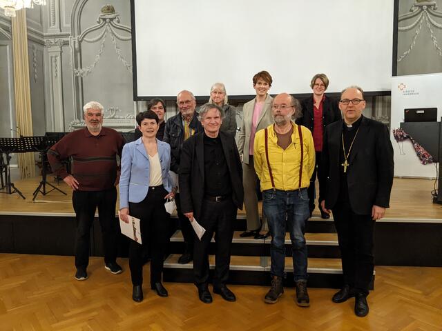 Ein Gruppenbild der Diskussionsrunde zum Thema: „Wie geht`s jetzt weiter", die sich spannenden gesellschaftlichen Fragen widmete.
Vorne, v.l.n.r.: Caritas-Direktorin Elisabeth Rathgeb, ehemaliger ORF-Kriegsberichterstatter Fritz Orter, Sozialphilosoph und Literat Egon Christian Leitner, Bischof Hermann Glettler
Hinten, v.l.n.r: Sozialethiker Lothar Müller, Wirtschafts- und Sozialhistoriker Andreas Exenberger, Sozialarbeiter-Ehepaar Jussuf und Vroni Windischer, Angelika Stegmayr (Leitung BILDUNG.gestalten der Diözese Innsbruck) sowie Gisella Schiestl (Bischofsbüro)
 | Foto: Baittrock/dibk.at