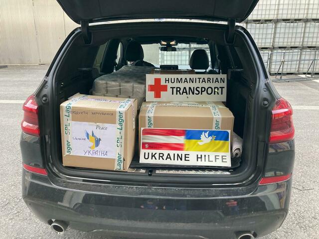 Ein ganzes Auto voll mit Spenden: Erfreulich, was die Kinder für die Ukraine gesammelt haben.  | Foto: Fabian Tetyana/VS Marhof