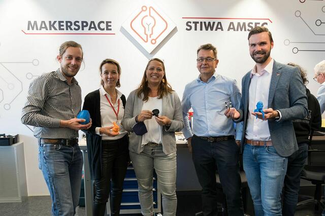 Beste Stimmung bei der Eröffnung des Makerspaces Stiwa Amsec in Hagenberg. Von links: Jonas Schmidbauer, Sascha Schwarz-Greiner, Amtsleiterin Gerda Brettbacher, Peter Sticht und Bürgermeister David Bergsmann.  | Foto: Stiwa