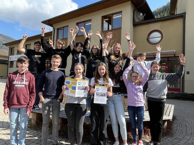 Die 4a Klasse der MS Patergassen-Nockberge hat ihre erste Schülerzeitung herausgebracht.  | Foto: MeinBezirk.at
