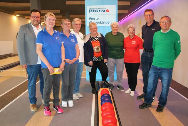 Das sind die sechs Damen, die von Christof Prassl (l.), Felix Schinnerl (r.) und Bezirksvorsitzenden des Pensionistenverbandes Anton Stöbel nach Liezen zu den Landesmeisterschaften entsandt werden.  | Foto: RegionalMedien Hofmüller