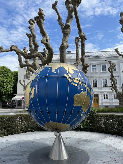 Die 66 Jahre alte Weltkugel aus Metall kehrte zurück in die Stadt Salzburg.