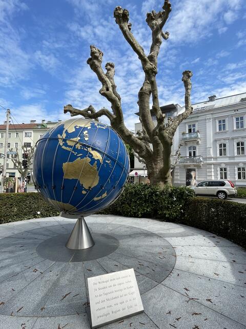 Die Immobiliengesellschaft der österreichischen Nationalbank ließ die Weltkugel reparieren und neu montieren. 
