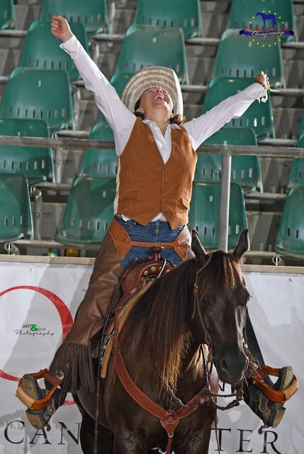 Tanja Braune erfährt ihren Sieg der Europameisterin im Westernreiten. "Der Erfolg liegt im Training und Glück", verrät sie. | Foto: Tanja Braune