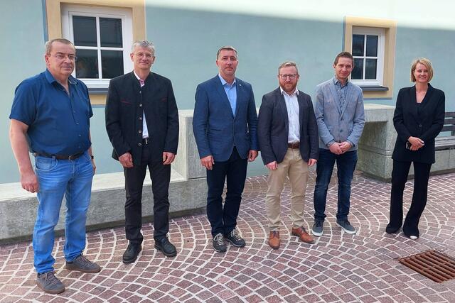 v.l.: BH-Stv. Konrad Geisler; Johann Georg Schrötter (Namlos), Philipp Zangerl (Steeg), Erich Schlichther (Pinswang), Martin Frick (2. Vize Lechaschau) und Bezirkshauptfrau Katharina Rumpf. | Foto: Land Tirol