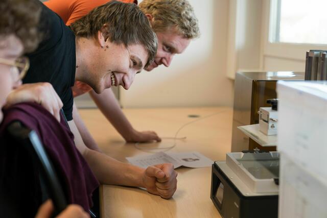 Gemeinsam tüfteln und ausprobieren können Studenten, Schüler und Firmen im neuen Makerspace.  | Foto: Stiwa