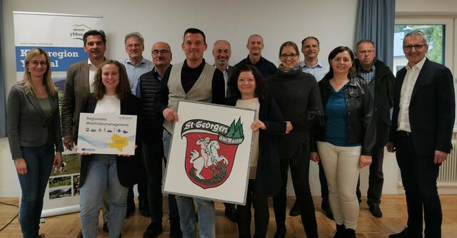VertreterInnen der Kleinregion Ybbstal mit Mobilitätsmanagerin Lena Puchner (alle ohne Titel)
(v.l.n.r.) Tatjana Stangl (Amtsleiterin Opponitz), Werner Krammer (Bürgermeister Waidhofen an der Ybbs, KR-Sprecher), Lena Puchner (Mobilitätsmanagerin NÖ.Regional), Friedrich Fahrnberger (Bürgermeister Göstling an der Ybbs), Gerhard Lueger (Bürgermeister Ybbsitz), Josef Pöchhacker (Bürgermeister St. Georgen am Reith), Johann Lueger (Bürgermeister Opponitz), Birgit Krifter (Vize-Bürgermeisterin St. Georgen am Reith), Jürgen Waser (Amtsleiter Allhartsberg), Manuela Zebenholzer (Bürgermeisterin Hollenstein an der Ybbs), Raimund Forstenlechner (Amtsleiter-Stv. Hollenstein an der Ybbs), Susanne Rumpl (Amtsleiterin Ybbsitz), Walter Ruspekhofer (Amtsleiter Göstling an der Ybbs), Josef Schachner (Bürgermeister Lunz am See)
 | Foto: NÖ.Regional/Kühr