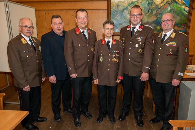 OBR Manfred Harrer, Gemeinderat Manfred Schmid, Kommandant-Stellvertreter OBI Wilfried Borth, ehemaliger Kommandant HBI Gerhard Wurzer, Kommandant HBI Mario Burger und OBR d.F. W Schmidt (v.l.) im Rahmen der Wehr- und Wahlversammlung der Freiwilligen Feuerwehr Leoben-Stadt.
 | Foto: Stefan Riemelmoser