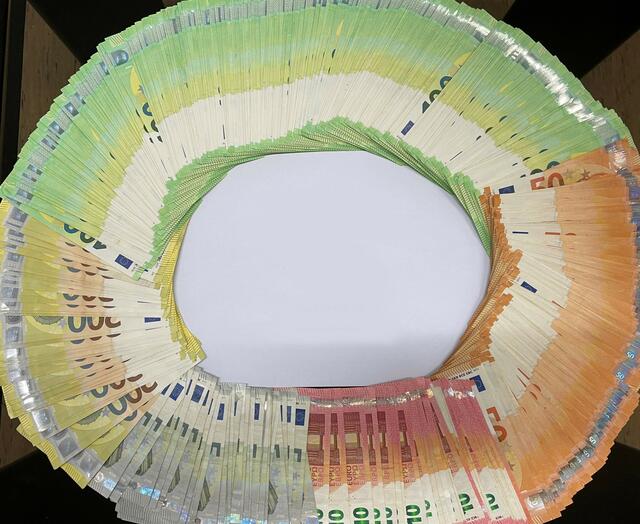 Auch jede Menge Bargeld wurde von den Beamten sichergestellt. | Foto: LPD Wien