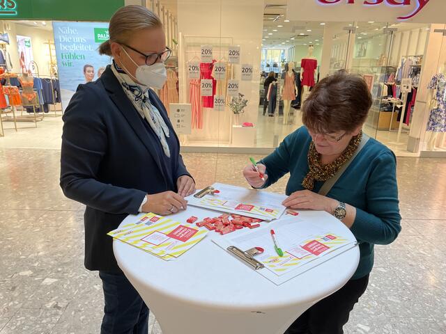 Im Kapfenberger Einkaufszentrum ECE wurden Unterschriften für die Senkung der Energiesteuern gesammelt. | Foto: Hackl