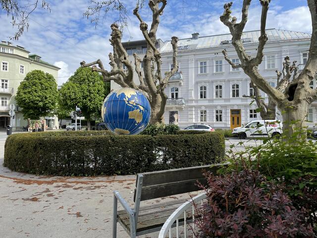 Die Weltkugel im Andräviertel lässt sich wunderbar von der Bank aus bewundern. 