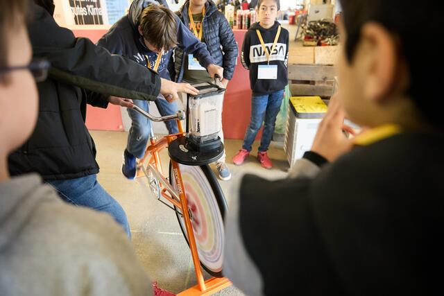 Beim "Radeln und Rollern"-Mobilitätsfest wurden etwa durch Muskelkraft gesunde Smoothies zubereitet. Das Fest gilt als Abschluss für das gleichnamige Projekt. | Foto: APA / Hloch