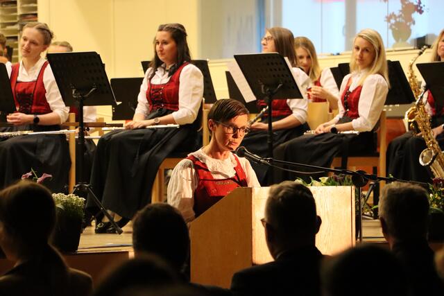 Antonia Willmann führte durch das Programm der Bürgermusikkapelle Reutte. | Foto: Siegele
