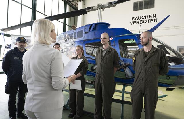Verteidigungsministerin Klaudia Tanner mit den Absolventen Betty Bogner, Denise Weißhaupt, Mario Schneider und Michael Truber.   | Foto: Österreichisches Bundesheer