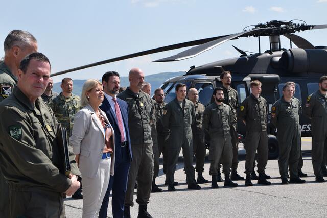 Verteidigungsministerin Klaudia Tanner beim Spartenstich im Fliegerhorst Brumowski | Foto: Victoria Edlinger