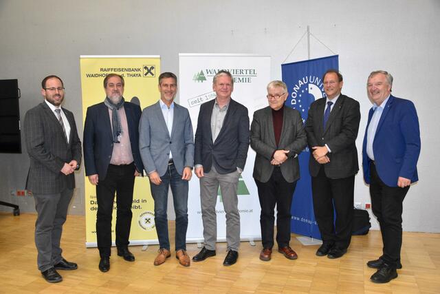 Vorsitzender Thomas Arthaber, Moderator Reinhard Linke, Norman Schmid, Günther Mayr, Anton Pelinka, Christian Hanus und Ehrenvorsitzender Ernst Wurz (v.l.) bei der Veranstaltung „Die Grenzen der Solidarität“ im Audimax der Uni Krems. | Foto: WALDVIERTEL AKADEMIE