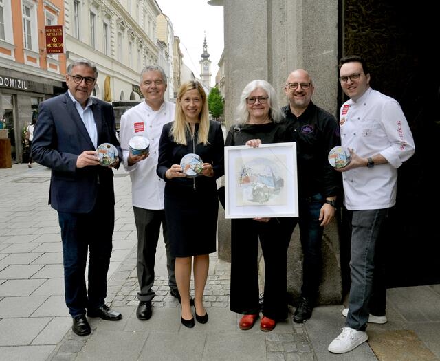 Von links: Tourismusdirektor Georg Steiner, Konditormeister Leo Jindrak, Stadträtin Doris Lang-Mayerhofer, Malerin Susanne Purviance, Jack the Ripperl-Chef Wolfgang Gittmaier sowie Konditormeister Leo Jindrak Junior. | Foto: Linz Tourismus
