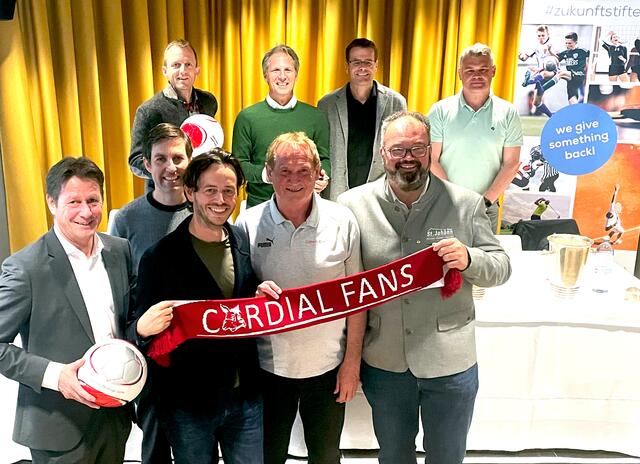 Cheforganistor Hans Grübler (Mi.) begrüßte zur Auslosung neben Stefan Meißner (re. hi.) auch Bgm. Stefan Seiwald (li.) und die Vertreter der Tourismusverbände. | Foto: Cordial Cup