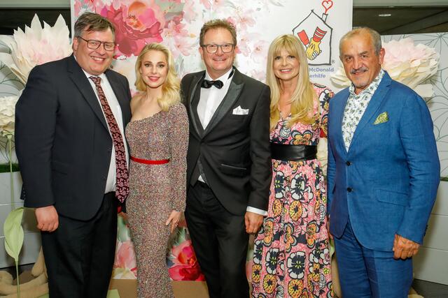 Thomas Mayr-Stockinger (Wirtesprecher
OÖ), Moderatorin Silvia Schneider, Gerhard
Fuchs (McDonald’s Franchisenehmer),
Karin Schmidt (Vorstand Ronald McDonald
Kinderhilfe) und Günter Hager (Stadtbräu
Josef). | Foto: Ronald McDonald Kinderhilfe