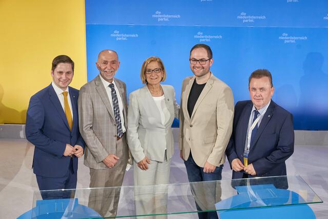 Am Landesparteitag wurde Christopher Edelmaier (2.v.r.) zu einem der fünf Stellvertreter von Landeshauptfrau Johanna Mikl-Leitner (Mitte) gewählt. Weiters am Foto die Vertreter aus dem Bezirk Zwettl Nationalrat Lukas Brandweiner, Bürgermeister Josef Schaden und Landtagsabgeordneter Franz Mold (v.l.). | Foto: VPNÖ