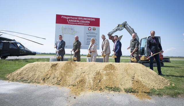 Landtagsabgeordneter Christoph Kaufmann, Militär Kommandant von Niederösterreich Brigadier Martin Jawurek, Verteidigungsministerin Klaudia Tanner, Leiter des militärischen Immobilienmanagements Hofrat Johannes Sailer, Nationalrat Friedrich Ofenauer, Brigadier Reinhard Kraft, Beimeister Peter Wallner beim Spartenstich | Foto: Österreichisches Bundesheer