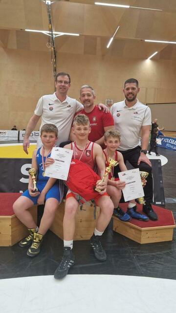 David, Paul und Moritz Schober mit Trainer und Vater Armin Schober sowie dem Obmann des ACV INNSBRUCK, Klaus Riederer (ganz rechts) und Kampfrichter Michael Kirschner | Foto: privat