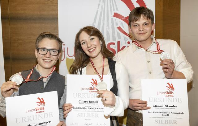 Zeigten ihr Können im Bereich Restaurantservice: Severin Laiminger (Silber, Hotel Penzinghof), Chiara Bonell (Silber, Pirktl Holiday GmbH &amp; Co KG) und Manuel Stauder (Silber, Karl Reiter Posthotel Achenkirch GmbH) (v.l.). | Foto: © Andreas Kolarik 
