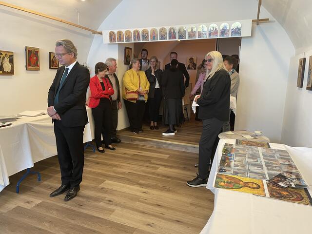 Kulturlandesrat Christopher Drexler stattete der Kunstgalerie "RO 34" in Bruck einen Kurzbesuch ab. | Foto: Kern