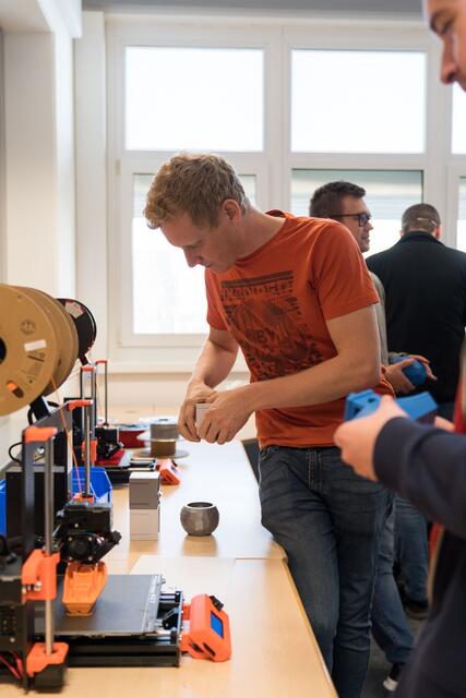 Zur Verfügung stehen unter anderem verschiedene 3D-Drucker und Elektronikbaugruppen. | Foto: Stiwa