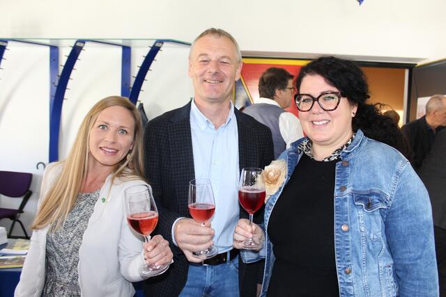 Stefanie Schmid, Herbert Germuth (Vorsitzender vom Tourismusverband Südsteiermark) und Melanie Koch (Geschäftsführerin des Tourismusverbandes Südsteiermark). | Foto: Katrin Löschnig