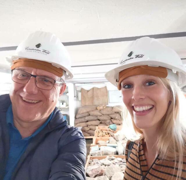 Foto: Unser Bild zeigt die deutsche Edelsteinkönigin Bettina Reiter mit Bike Guide Heinrich Kürzeder Bei einer Veranstaltung in Idar-Oberstein
