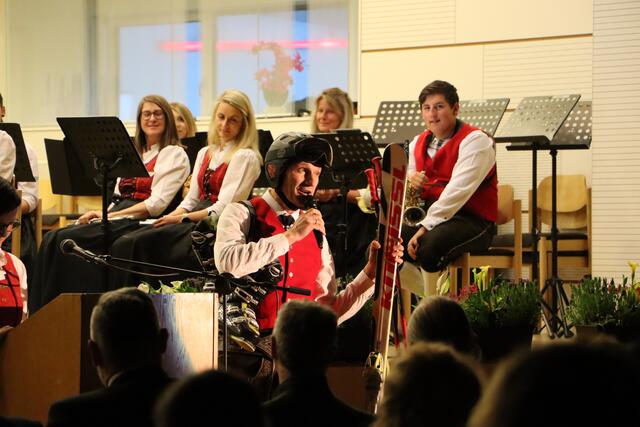 Kapellmeister Johannes Petz sorgte beim Stück "Downhill" für eine amüsante Showeinlage. | Foto: Siegele
