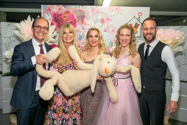 Nikolaus Piza (Managing Director
McDonald’s Österreich), Karin Schmidt
(Vorstand Ronald McDonald Kinderhilfe)
mit den Stars des Abends: Moderatorin
Silvia Schneider und die Opernball-Choreographen Maria und Christoph
Santner (v.l.). | Foto: Ronald McDonald Kinderhilfe