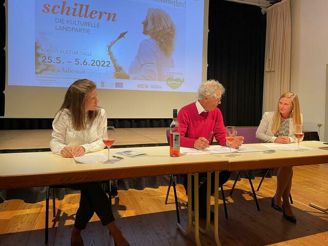 Cornelia Schuster, Karl Posch und Stefanie Schmid bei der Programmpräsentation.  | Foto: Katrin Löschnig